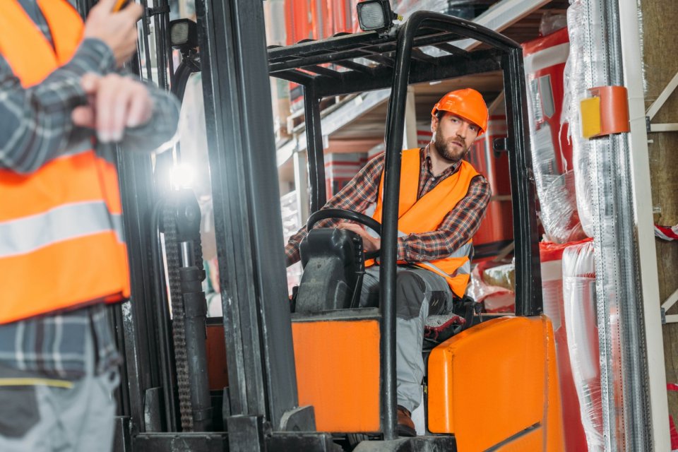İş Sahasının İki Devi: Forklift ile Manlift Arasındaki 5 Temel Fark
